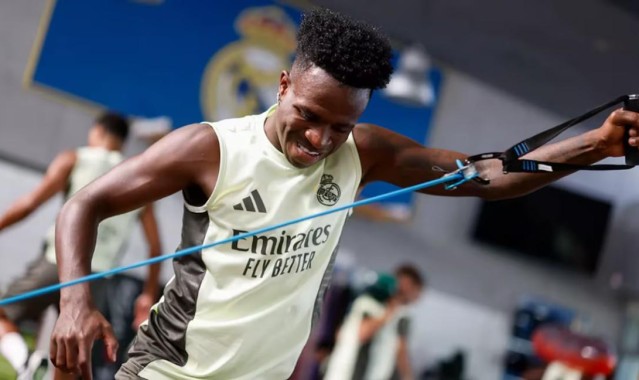 阿斯：维尼修斯国际比赛日留在队里训练，俱乐部对他充满期待